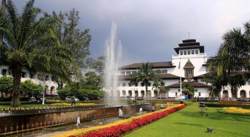 Pondokan Tjiburial Hotel Bandung Exterior photo